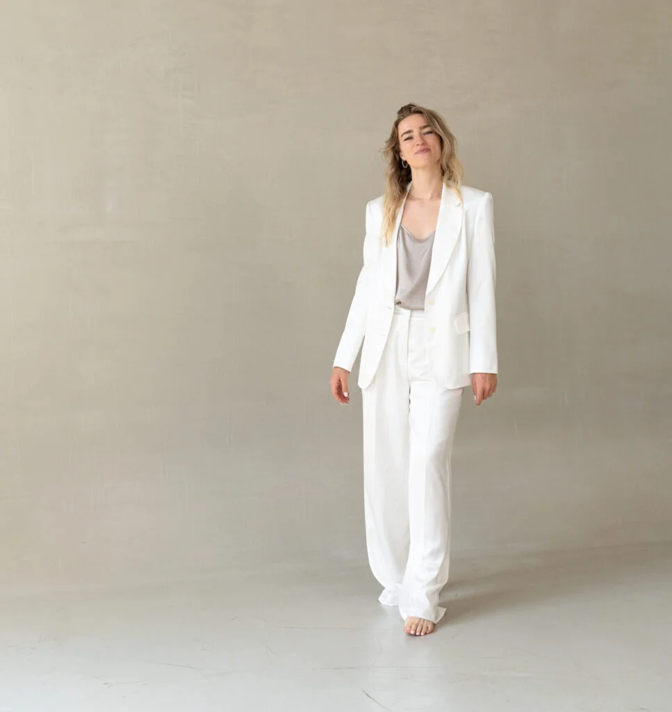 Susanna Niklas stehend mit Blazer