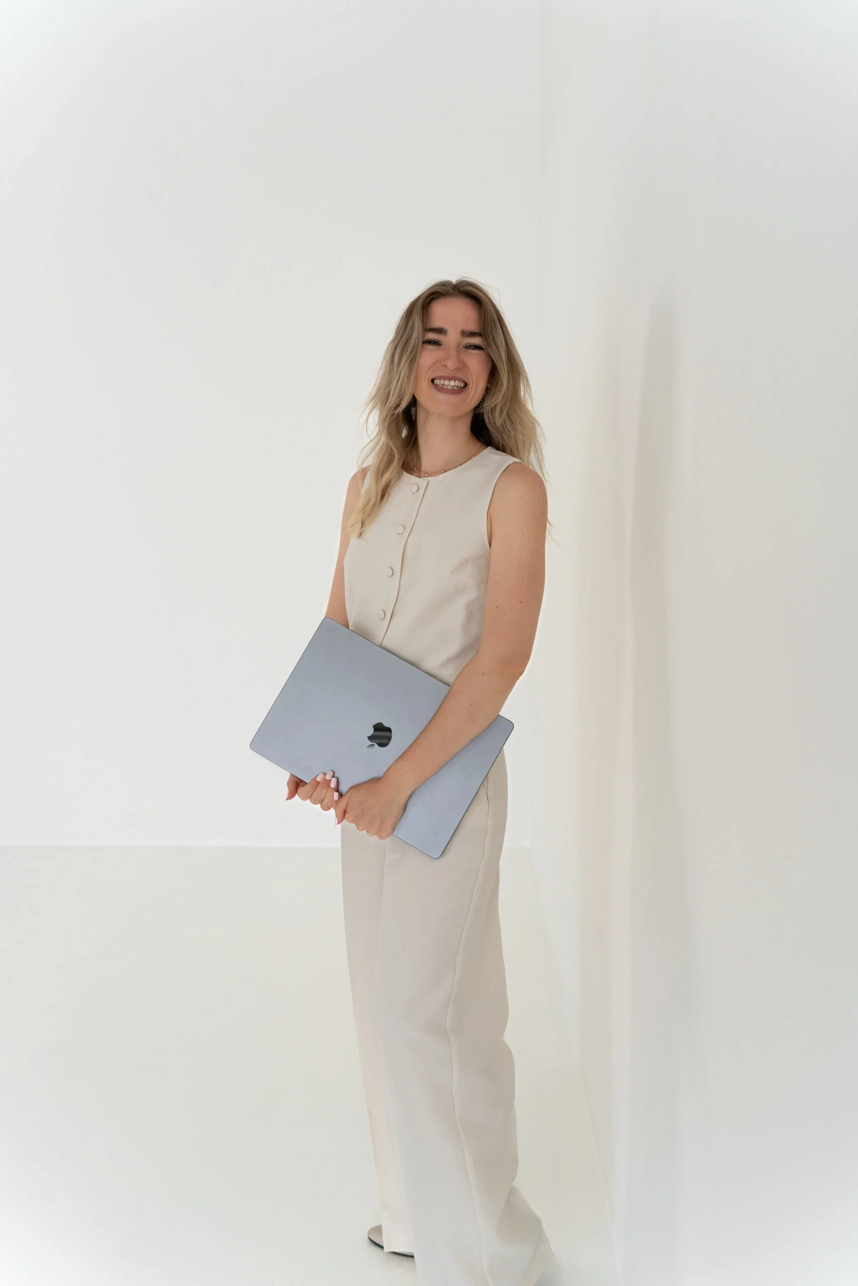 Susanna Niklas stehend mit Laptop